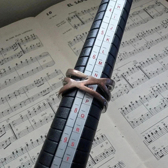 Elegant Silver-Tone Crystal Ring Criss Cross Design Size 7 - Picture 8 of 8